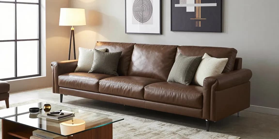 Baxter Ledersofa Preis präsentiert in einem stilvollen Wohnzimmer mit modernem Dekor und warmem Licht.